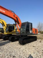 Hitachi ZAXIS 200 excavator - Image 2